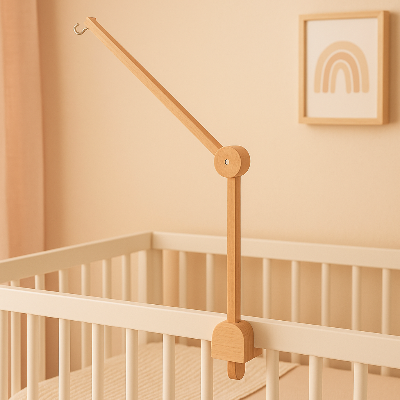 Gros plan du bras pour mobile bébé installé sur le berceau, mettant en évidence les détails de l’installation.