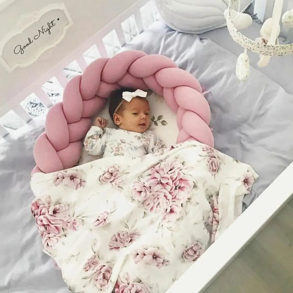 couffin-bebe-rose-tressé-élégant