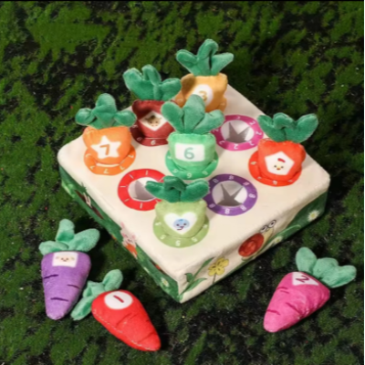 Zoom sur le jeu complet de jouet bebe carotte.