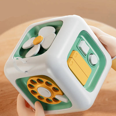 Zoom de près sur le jouet bebe cube interactif Montessori 6-en-1.