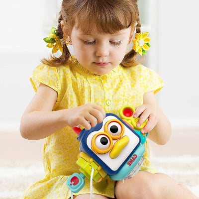 Petite fille explore son jouet bebe eveil