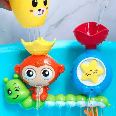 Jouet de bain fixé avec ventouses puissantes dans une baignoire.