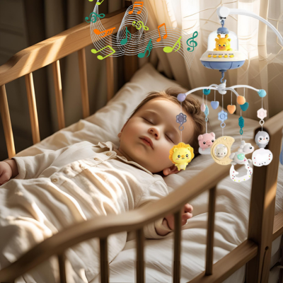 Petit garçon dort sous le mobile bebe musical et lumineux.