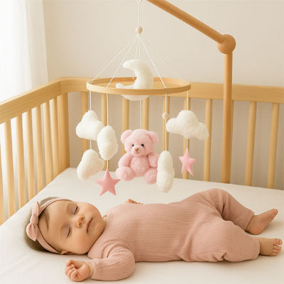 bébé dort paisiblement relaxé par le mobile bebe ourson rose