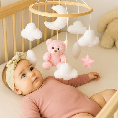 bébé calmé par formes douces de mobile bebe ourson rose.
