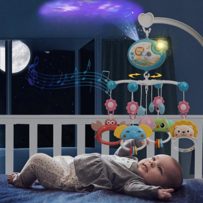 un beau mobile bebe projecteur télécommande illumine sur le berceau pendant bébé se prépare dormir avec musique apaisante.
