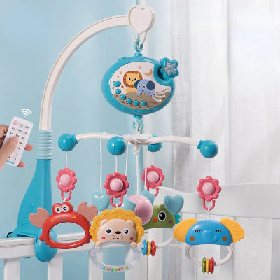 un mobile bebe suspendu sur le berceau de bébé avec des jouets suspendus.