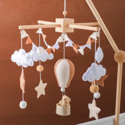 Zoom sur le mobile pour lit bebe mongolfière mettant en avant les jouets suspendus et belles couleurs pour décorer chambre de bébé.