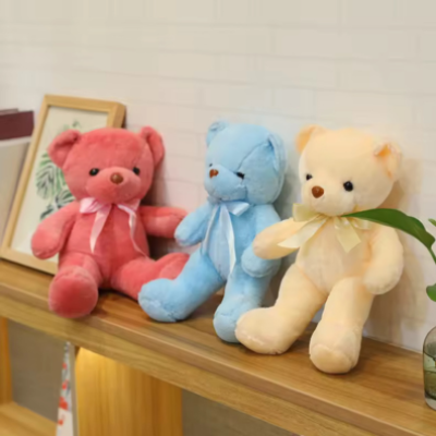 Peluche pack de 3 oursons déposé sur le support mural pour mettre en évidence.