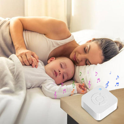 Maman et le bébé dorment dans une ambiance relaxante créée par la veilleuse bruit blanc rechargeable.