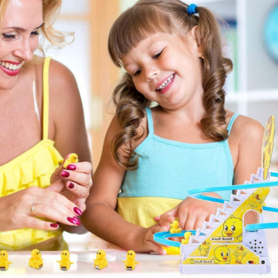 Maman et fille souriantes regarde les canards monter et descendre.