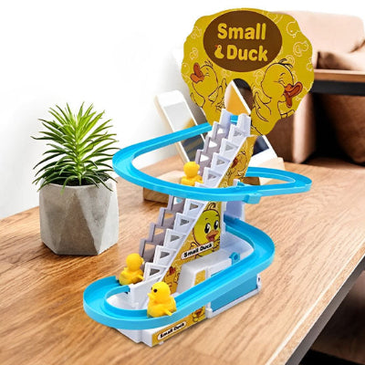 Vue de devant sur le jouet bebe piste à canards lumineuse robuste.