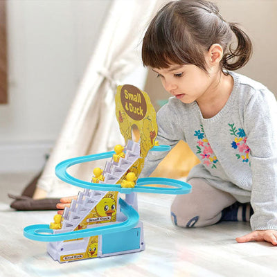 Petite fille joue avec le jouet bebe piste à canards.