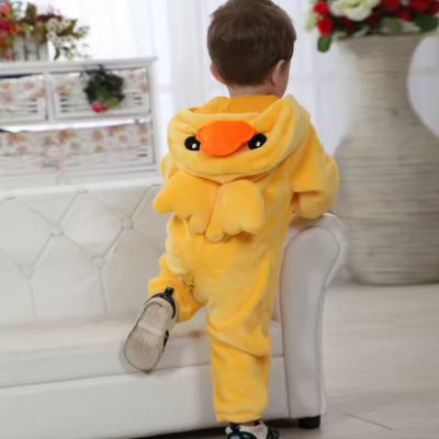 Enfant portant cette barboteuse bébé poussin douce, vue de derrière