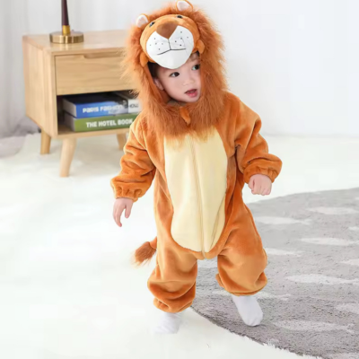 Enfant en mouvement facile portant cette barboteuse bébé lion.