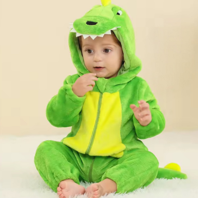 Bébé portant la barboteuse, câlin mignon, dinosaure moelleux.