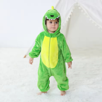 Enfant en mouvement portant sa barboteuse, câlin mignon, dinosaure charmant.