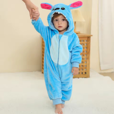 Petit garçon avance tenant la main d'un adulte et portant sa barboteuse câlin mignon dragon bleu.