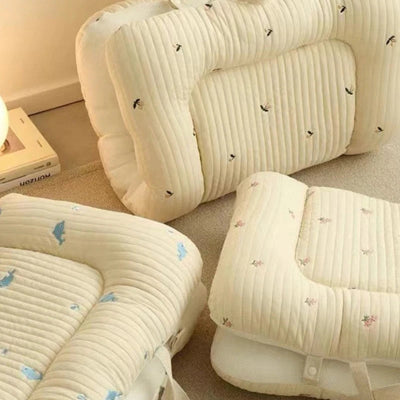 Trois bebe cocon cocoon zen plié déposé sur le plancher.