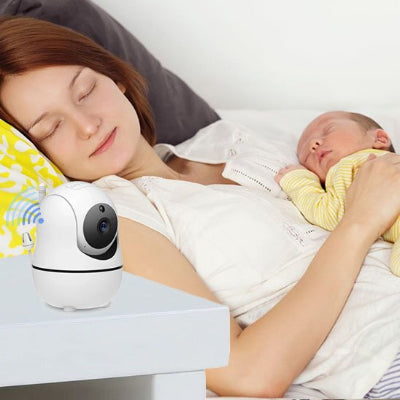Petit enfant et maman endormis sous la protection d’une camera bebe HD Secure.