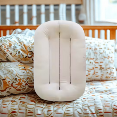 Cocon bebe lit bionic crème déposé debout sur un lt.