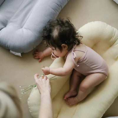 Bébé est assis en sécurité dans son cocon bebe lit bionnic.