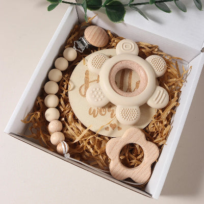 Zoom sur le coffret pour bebe, cadeau complet dentition 5 pièces beige.