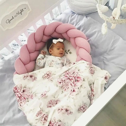 couffin-bebe-rose-tressé-élégant
