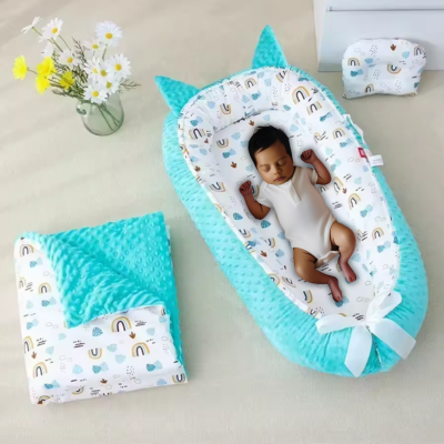 Bébé dort dans son couffin bébé veloute bleu ciel.