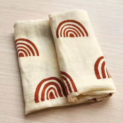 Zoom sur la couverture bébé 5-en-1, pliée.