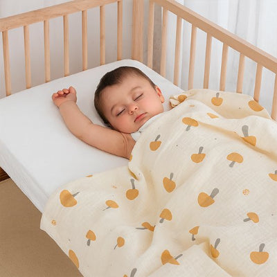 Nouveau-né qui dort profondément enveloppé dans sa couverture bébé BabyChickoo.