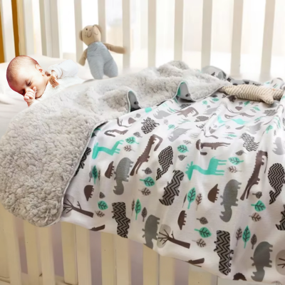 Bébé dans son lit sous la couverture bébé double couche chaude.