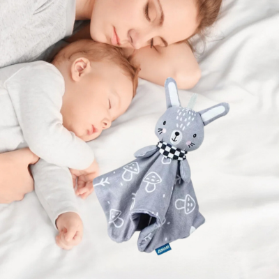 Maman et bébé dorment tranquille en compagnie du doudou bebe lapin 3-en-1.
