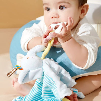 Doudou bebe avec anneau de dentition intégré et matières variées pour l'éveil sensoriel