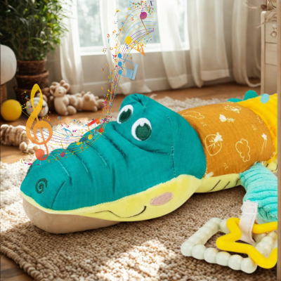 Zoom sur le face de doudou bebe crocodile, mettant en avant l'aspect design et musical.