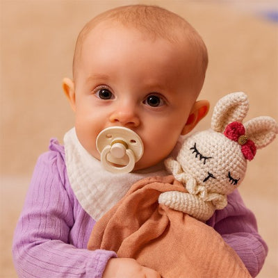 Petite fille caressant son doudou bebe tendresse infinie.