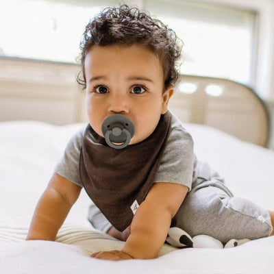 Bébé a posé dans son lit le doudou bebe tendresse infinie, il est calme en sa présence.
