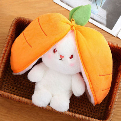 Zoom sur le doudou lapin enchanteur orange, mis dans un panier, vue de près.