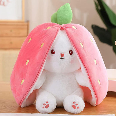 Un doudou lapin enchanteur rose, zoom sur lui, vue de près, de devant.