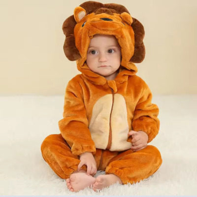Un enfant assis sur le tapis portant la grenouillère bebe lionnet vue adorable.