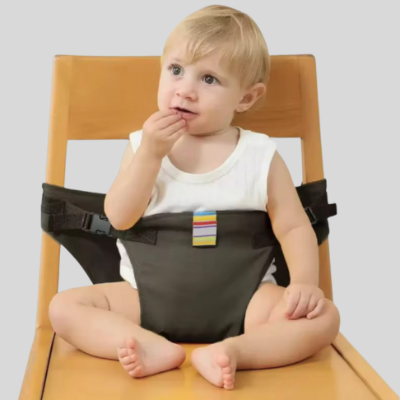 Bébé assis sur sa chaise haute attaché avec son harnais chaise haute