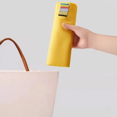 Harnais chaise haute plié pour aller dans le sac à main.