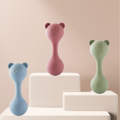 Hoché bébé 2 en 1 : anneau de dentition et hochet mis en avant sur un fond pastel doux.