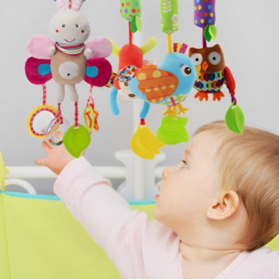 Bébé joue à secouer son Hochet bébé.