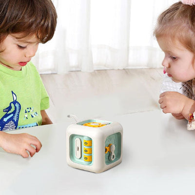 Deux enfants jouent ensemble avec le jouet bebe cube interactif Montessori 6-en-1.