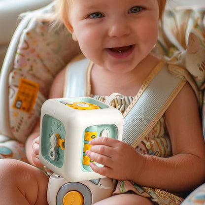 Zoom sur le visage de la  petite fille souriante jouant avec son jouet bebe cube interactif Montessori 6-en-1.