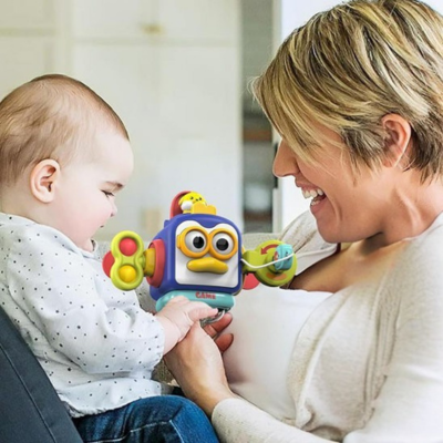 Maman et bébé découvrent ensemble les plaisirs du jeu avec ce jouet bebe eveil.