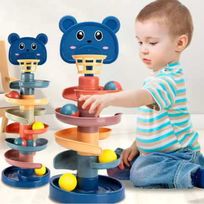 Petit garçon manipule le jouet bebe eveil tour à balles 5 étages avec beaucoup d'intérêt.
