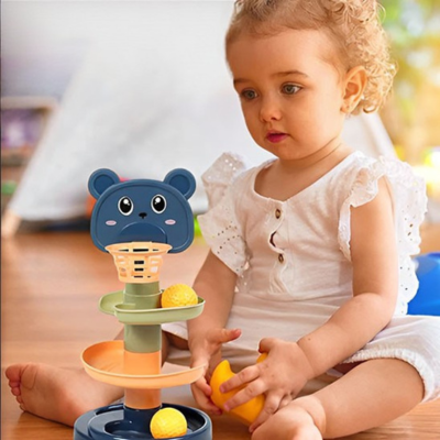 Petite fille découvre le jouet bebe eveil tour à balles 5 étages.