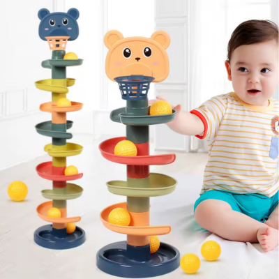 Bébé assis joue en essayant de rouler une balle dans son jouet bebe eveil  tour à balles 5 étages.